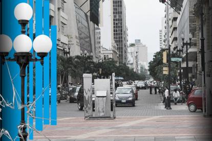 El Bulevar 9 de Octubre se desdibuja en las tinieblas, durante la noche.