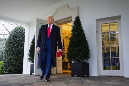 El presidente de Estados Unidos, Donald Trump, antes de anunciar aranceles recíprocos contra los socios comerciales del país en el Jardín de las Rosas de la Casa Blanca, en Washington D. C., EE. UU., el 2 de abril de 2025.