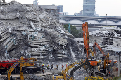 Los rescatistas con perros realizan una operación de búsqueda en el lugar de un edificio que colapsó tras un terremoto en Bangkok, Tailandia, 02 de abril de 2025.
