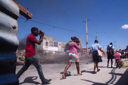 Fotografía de archivo de personas que caminan por las calles de Puerto Príncipe (Haití).