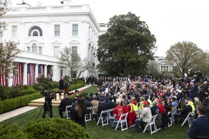 El presidente de EE.UU., Donald Trump, anuncia aranceles recíprocos contra los socios comerciales de EE.UU. en el Jardín de Rosas de la Casa Blanca en Washington, D.C.
