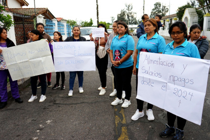 Con carteles, afuera del CDI ubicado cerca al parque central de Puembo, las educadoras exigieron respuestas a las autoridades.