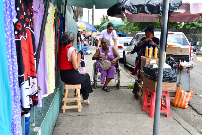 Guayaquil enfrenta desafíos para contar con una infraestructura inclusiva para todos. Peatones, ciclistas y usuarios de micromovilidad sufren especialmente esta situación, que se agrava por las rampas en mal estado, la falta de señalización y el irrespeto de conductores. Esto hace que la ciudad sea poco amigable para este grupo de ciudadanos, que claman por cambios.