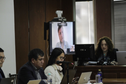 Proceso. Augusto Verduga (pantalla) está fuera del país.