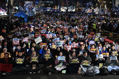 Cientos de manifestantes protestan en contra del expresidente surcoreano Yoon Suk-Yeol, a la espera de un fallo judicial acerca de su destitución.