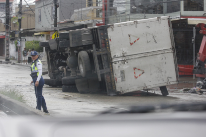Camión cargado de pollos se accidentó en la Gomez Lince debido a la lluvia en el norte de Guayaquil.