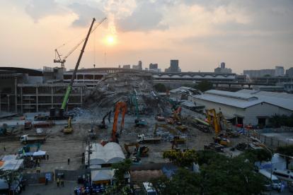 Siguen las labores de rescate en los escombros de un edificio colapsado en la capital tailandesa de Bangkok, tras el sismo de 7,7 con epicentro en Myanmar.