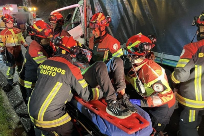 Una persona quedó atrapada en un auto, luego del choque con un camión en la avenida Panamericana Norte.