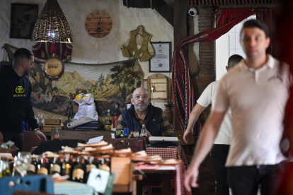 El propietario, Miodrag Nikolic, sentado a una mesa en el restaurante Ethno House, en la ciudad de Gracanica, un enclave serbio a las afueras de Pristina, la capital.