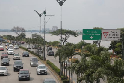 Cientos de vehículos transitan a diario por la avenida Benjamín Rosales, en el norte de Guayaquil.