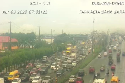 En el sentido Guayaquil - La Puntilla del Puente de la Unidad Nacional se registró una alta congestión vehicular, la mañana de este jueves 3 de abril.