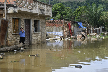Una mujer camina por una calle inundada en Tipuani tras las fuertes lluvias en el norteño departamento de La Paz, Bolivia.