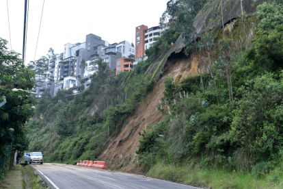 Trabajadores municipales laboraban en la parte alta del talud, tras uno de los derrumbes en la vía a Nayón.