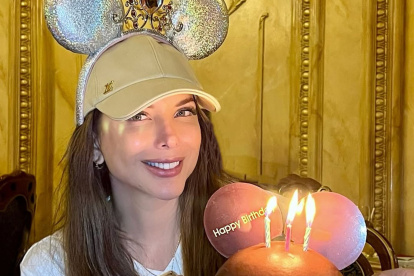 Érika Vélez y su pastel de cumpleaños al estilo de Mickey Mouse