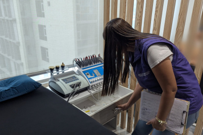 Agentes intervinieron establecimientos en los que se practicaban cirugías estéticas sin tener permiso.