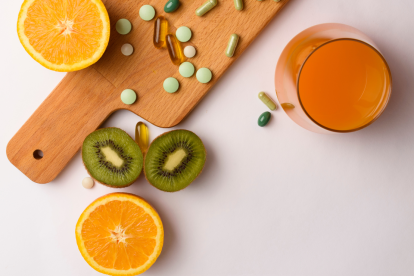 Mejora tu circulación sanguínea con vitamina C, B3, E y K de frutas, frutos secos y verduras.