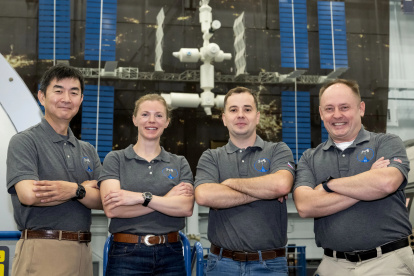 Fotografía cedida por la NASA donde aparecen los miembros de la tripulación del Crew-11 de SpaceX de izquierda a derecha, el especialista de misión Kimiya Yui, de la Agencia de Exploración Aeroespacial de Japón (JAXA), la comandante de la misión, la astronauta Zena Cardman, el especialista de misión Oleg Platonov, de Roscosmos y el piloto de la NASA, el astronauta Mike Fincke, posando dentro de la Instalación de Maquetas de Vehículos Espaciales en el Centro Espacial Johnson de la agencia en Houston, Texas (EE.UU.). EFE/NASA
