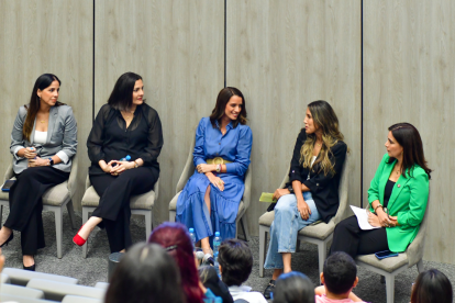 Denise Franco, Catalina Vera, María Fernanda Rumbea, Cristina Correa y Katherine Calero.