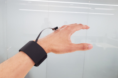 Con total libertad de movimiento, el nuevo dispositivo puede generar diversas sensaciones, como tirones, estiramientos, deslizamientos, vibraciones, presiones y torsiones. Crédito: John A. Rogers/Universidad Northwestern