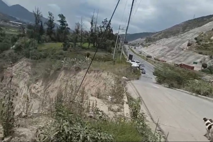Derrumbe afecta la avenida Simón Bolívar y obliga a cerrar accesos