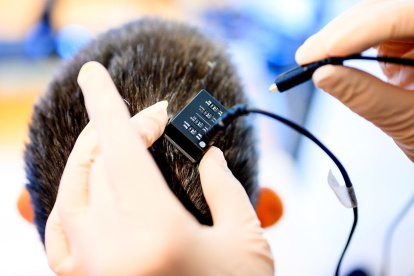 Momento en el que los investigadores conectan el implante cerebral a la computadora sintetizadora de voz.
