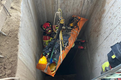 Bomberos utilizaron cuerdas para salvar al obrero que cayó a un colector en el norte de Quito