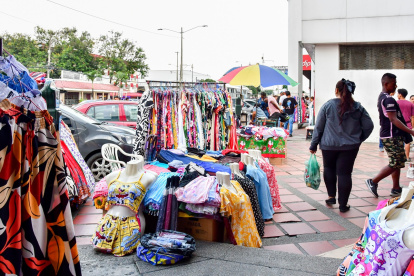 Comercio. Los vendedores no regularizados se han tomado un tramo de 250 metros en una alta zona comercial de esta ciudadela desde hace varios años.