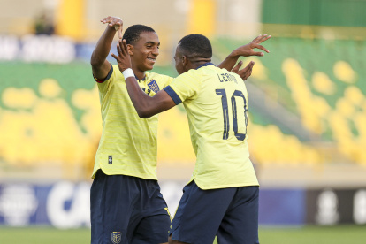 Edwin Quintero (i) festeja con Justin Lerma el 1-0 sobre la Verde.