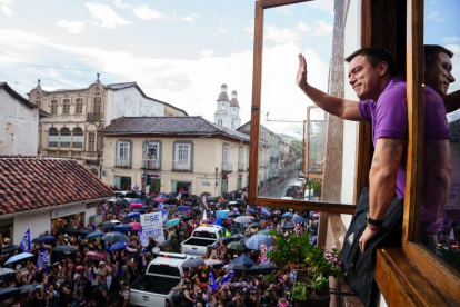 El presidente candidato Daniel Noboa mantuvo una reunión con jóvenes cuencanos en una cafetería exclusiva del centro de la ciudad.