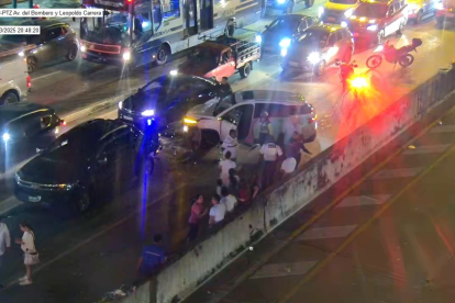 Agentes de la ATM trabajando en el lugar del accidente en la Av. del Bombero, Guayaquil.