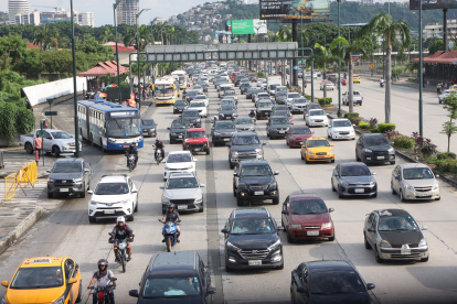 Unidades de Metrovía y buses que movilizan pasajeros hacia Durán, Daule y Samborondón cruzan a diario por la avenida Pedro Menéndez Gilbert, en el norte de Guayaquil.