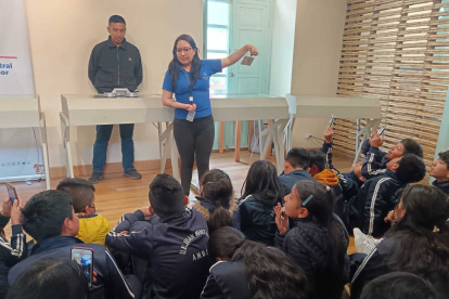 Los estudiantes de secundaria se maravillaron al conocer cómo era el sucre,moneda antes del dólar.