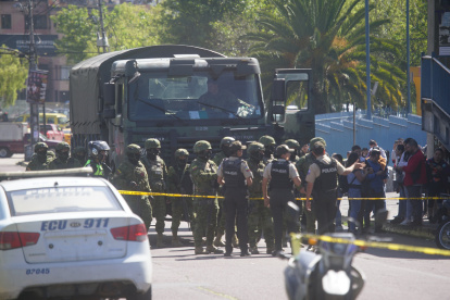 Un contingente de militares y policías llegó al centro comercial Quicentro Sur, tras el asalto a un blindado.