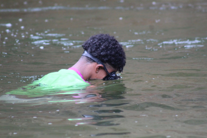 Tres jóvenes del cantón Quinindé, herederos de una tradición ancestral, practican la pesca a pulmón en el río Chucaple, en Quinindé.
