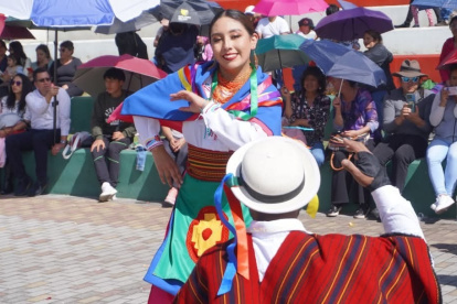 Los niños mostraron su talento en la danza de las comunidades ancestrales.