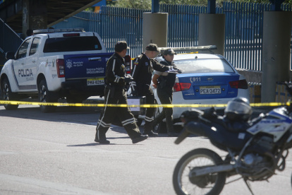 Agentes de la Policía cercaron los exteriores del centro comercial Quicentro Sur, para recabar indicios del asalto frustrado a un blindado.