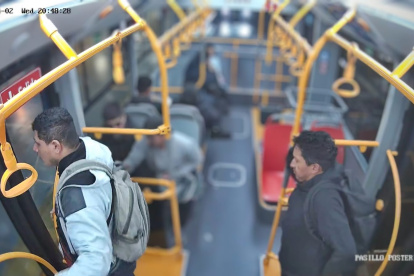 Dos jóvenes vandalizaron uno de los nuevos trolebuses eléctricos