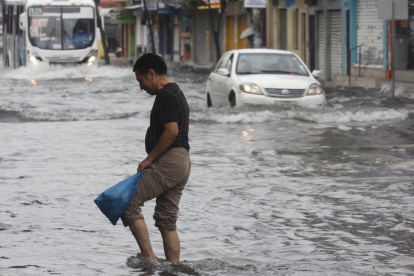 El temporal invernal provoca inundaciones en ciudades como Guayaquil.