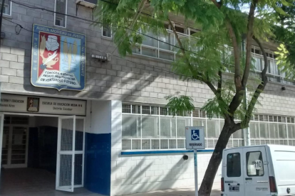 Escuela Media N°4 en Buenos Aires, Argentina, donde se planeaba un ataque armado, generando preocupación en la comunidad educativa.