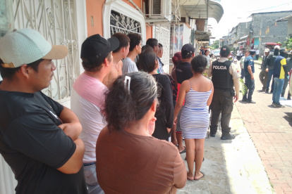 Policía continua levantando información.