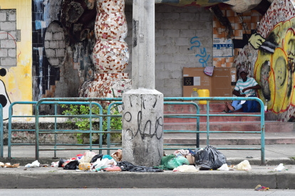 En varias calles de Guayaquil se perciben acumulaciones de desechos.