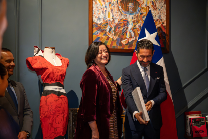 La embajadora de Chile en Ecuador,  Carola Muñoz, y Gustavo Moscoso.