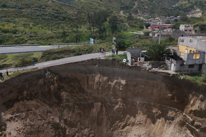 Miedo. Quince familias sienten temor de perder sus casas tras las fuertes lluvias y el proceso erosivo que ha desgastado la montaña.