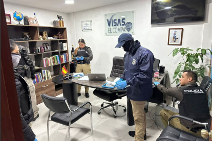 Control. Un agente de la HSI (con máscara) participa de un operativo contra las redes de trafico de migrantes.