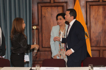 Reunión. María Paz Jervis saluda con la canciller Sommerfeld y el ministro Zaldumbide antes del pronunciamiento.