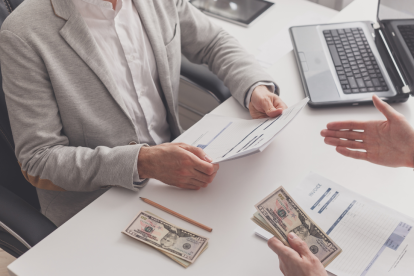 El Ministerio de Inclusión Económica y Social (MIES) impulsa programas de asistencia para reducir la pobreza en Ecuador.