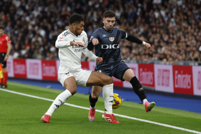 Real Madrid y Valencia chocan en el estadio Bernabéu.