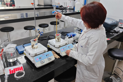 Investigación. Docente y estudiantes de la Universidad Ecotec crearon productos como el sílice, obtenido de la cáscara del arroz.