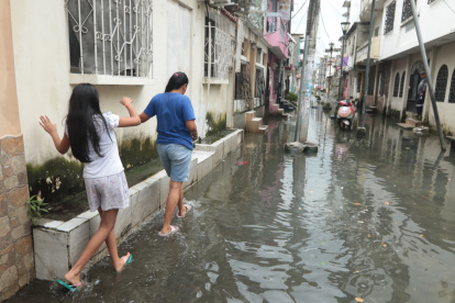 No caminar por zonas inundadas es una de los consejos para evitar problemas durante las lluvias.
