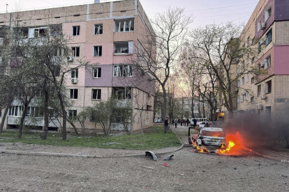 Una fotografía proporcionada por el Servicio Estatal de Emergencias muestra un automóvil en llamas en el lugar del impacto de un cohete en Krivói Rog, Ucrania, el 4 de abril de 2025.